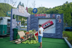 通过成立线上线下融合的市